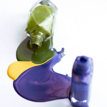 Manikīrs Rīga, zaļā un violetā nagu laka.