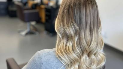 Studija ONE Beauty, sieviete ar gariem, vilnainiem matiem, kas krasoti balayage tehnika.