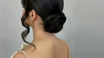 Studija ONE Beauty, sieviete ar elegantu vakara frizuru zemu matu copi un vilnotu skipsnu.