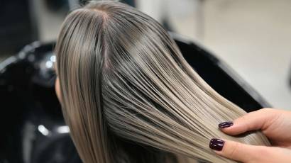 Studija ONE Beauty, profesionala matu kopsanas procedura salona.